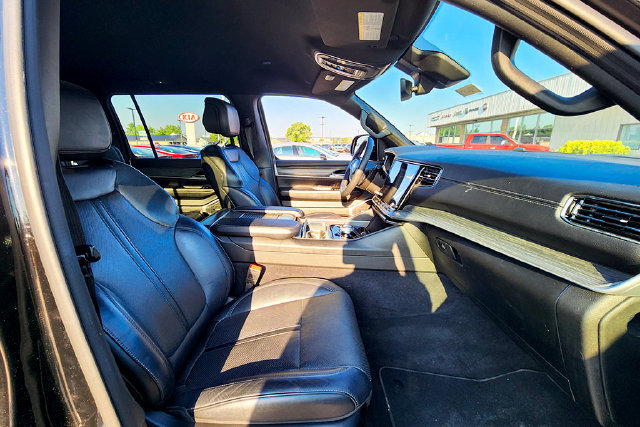 Used 2024 Jeep Wagoneer L Series II AWD/4WD image 30