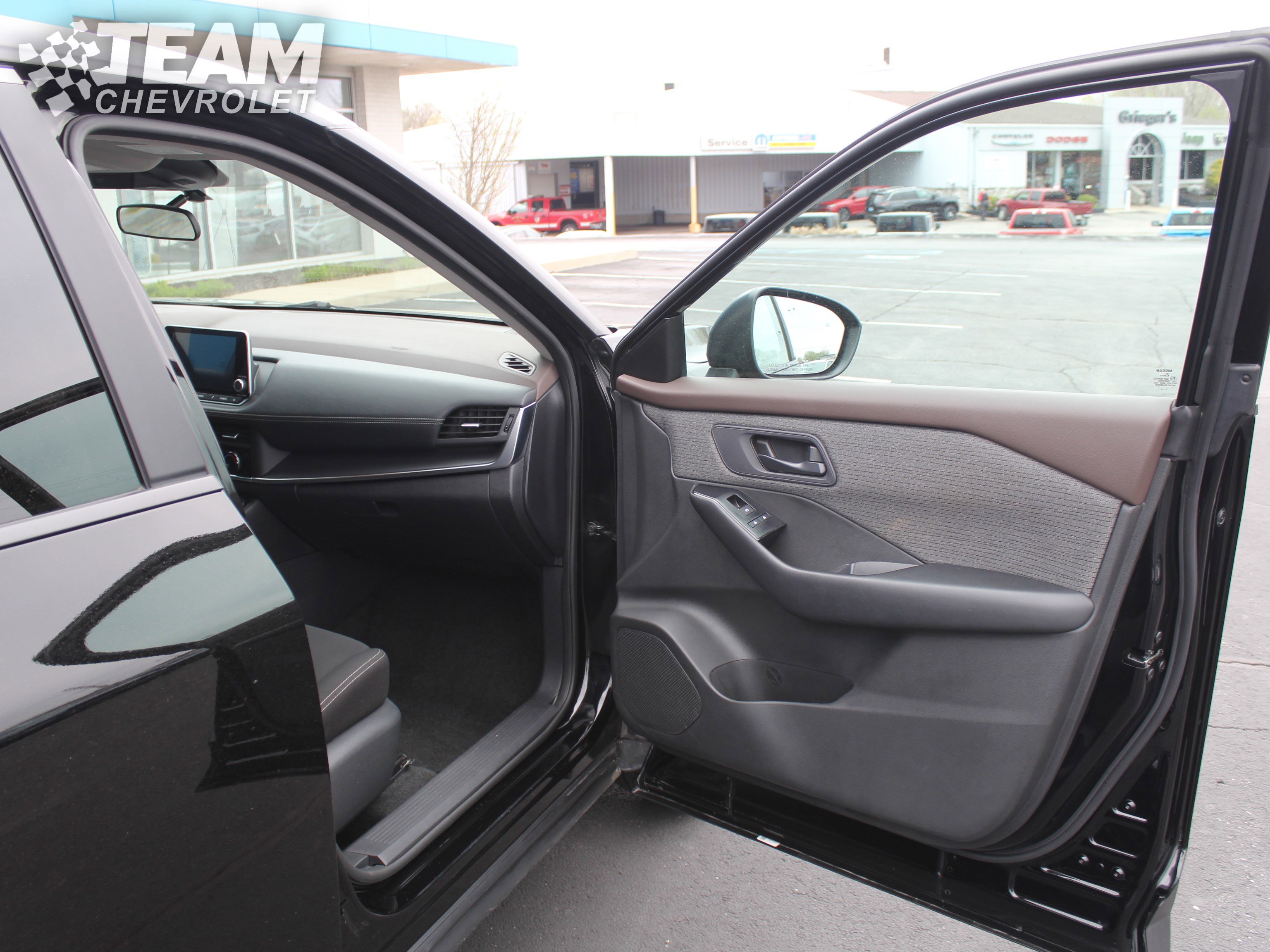 Used 2023 Nissan Rogue S AWD/4WD image 25