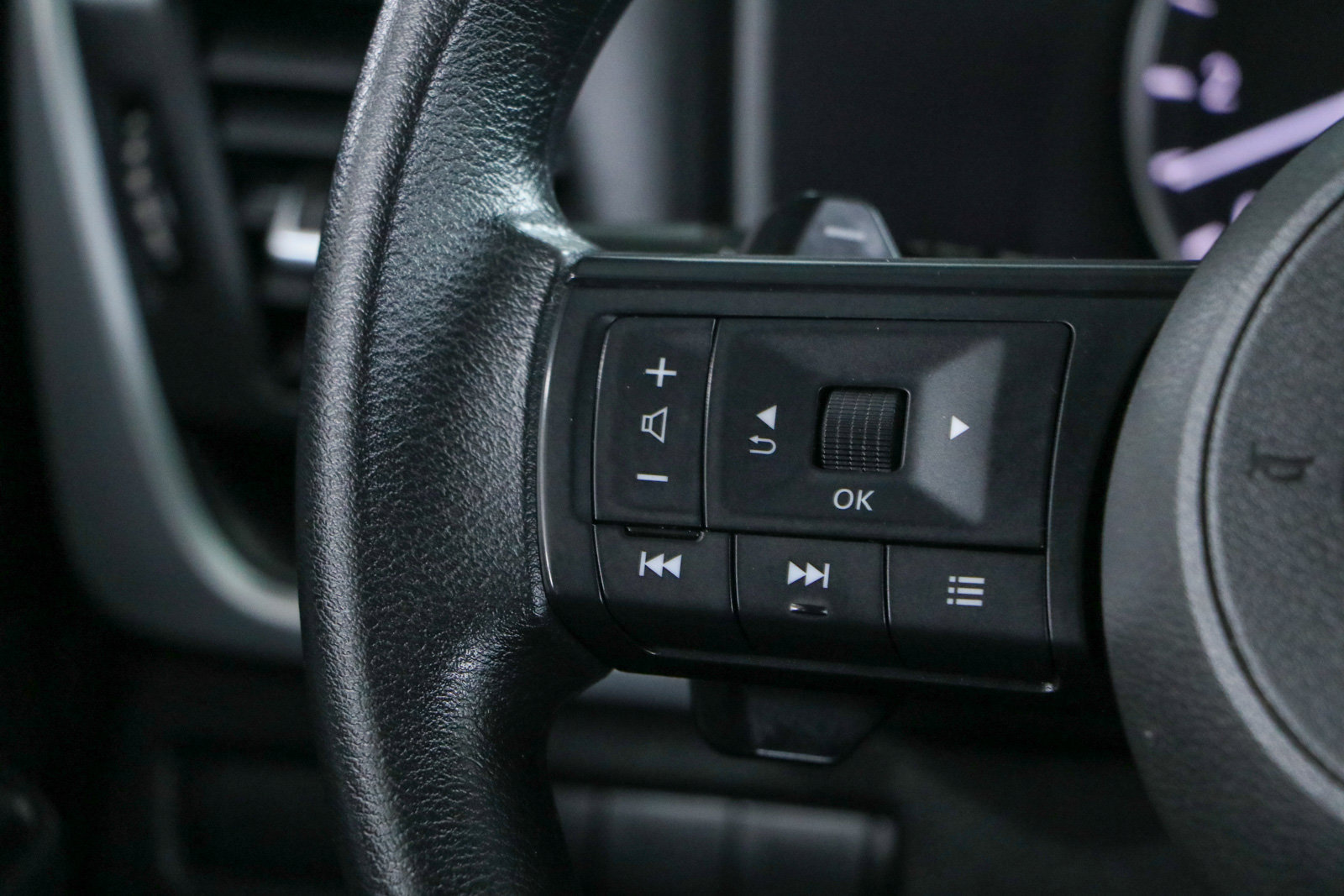 Used 2024 Nissan Rogue SV FWD image 13