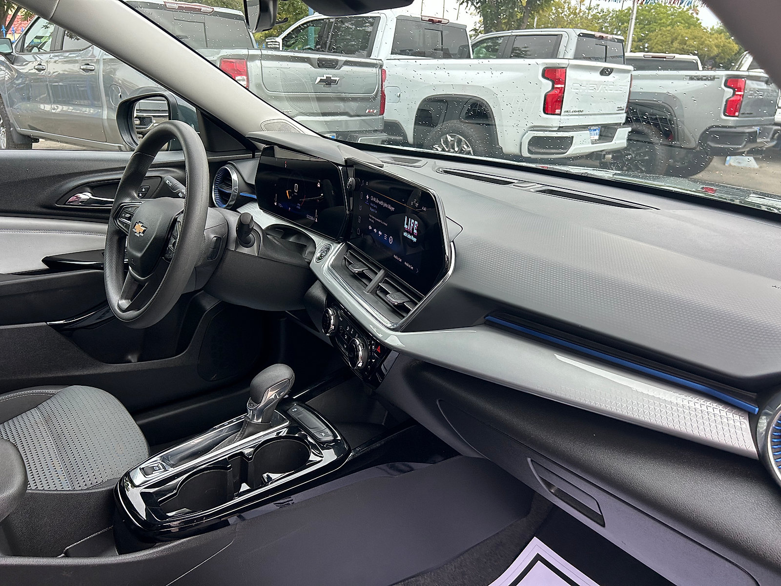Used 2025 Chevrolet Trax LT FWD image 27