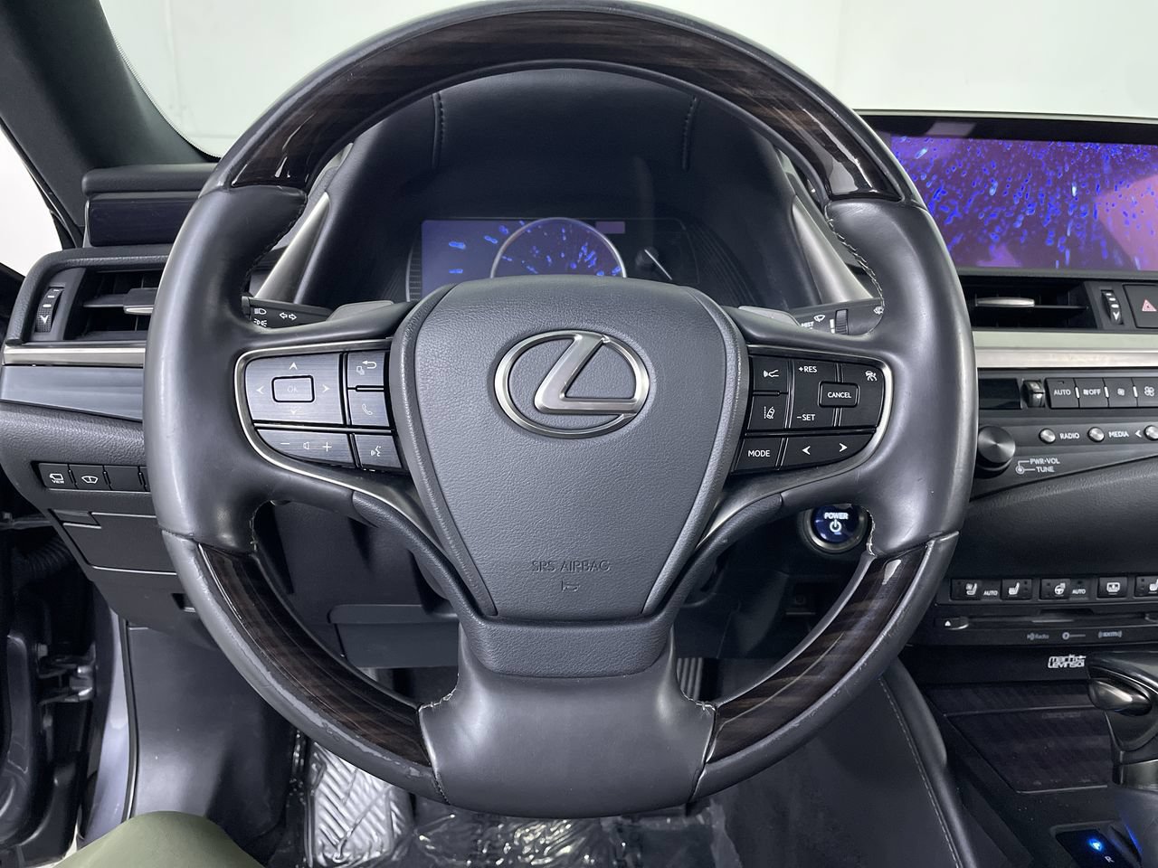 Used 2020 Lexus ES 300h Ultra Luxury w/ Accessory Package 2 FWD image 13