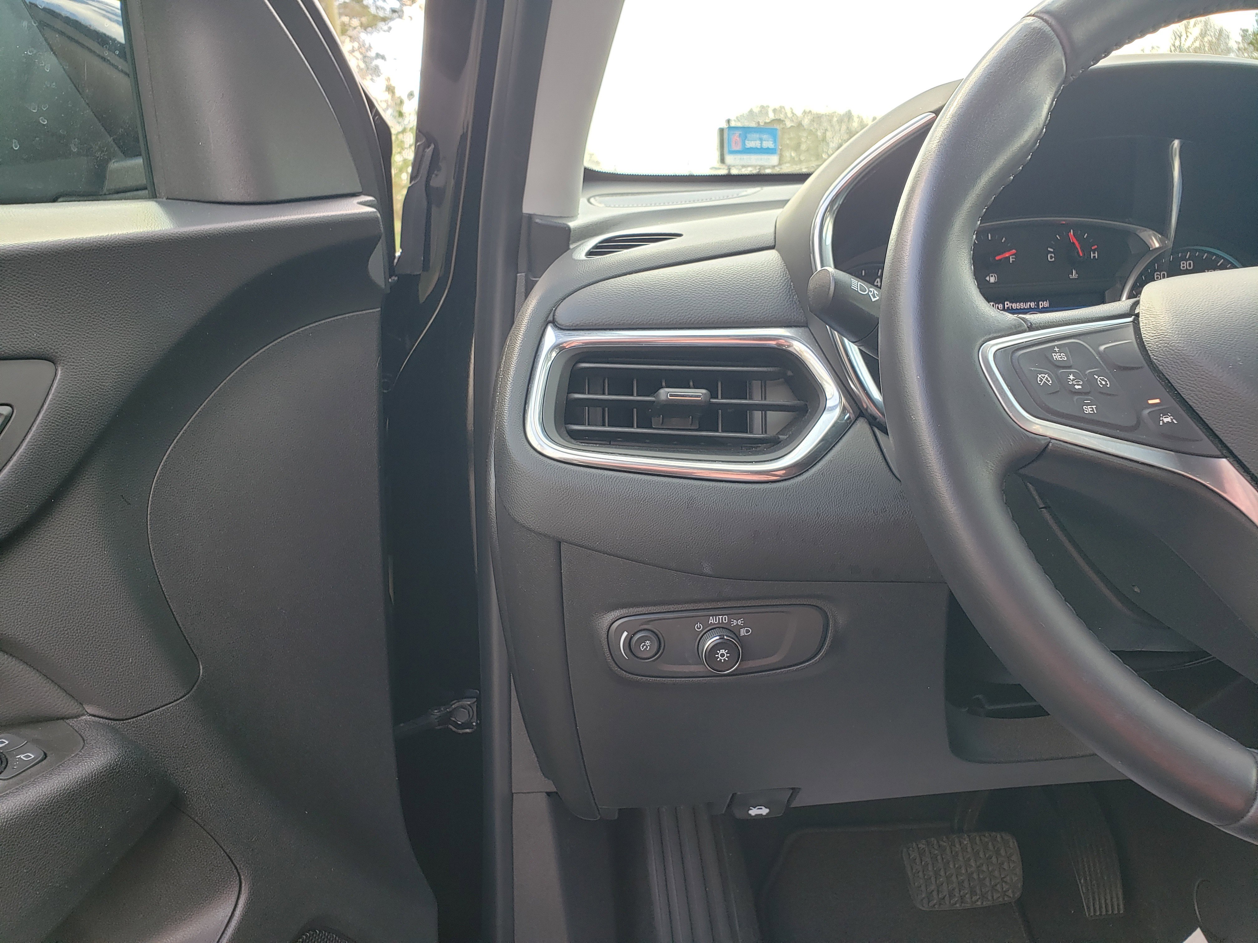 Used 2022 Chevrolet Equinox LT w/ Driver Convenience Package image 13