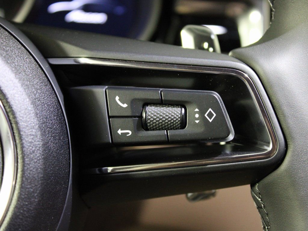 Certified 2025 Porsche Macan AWD/4WD image 22