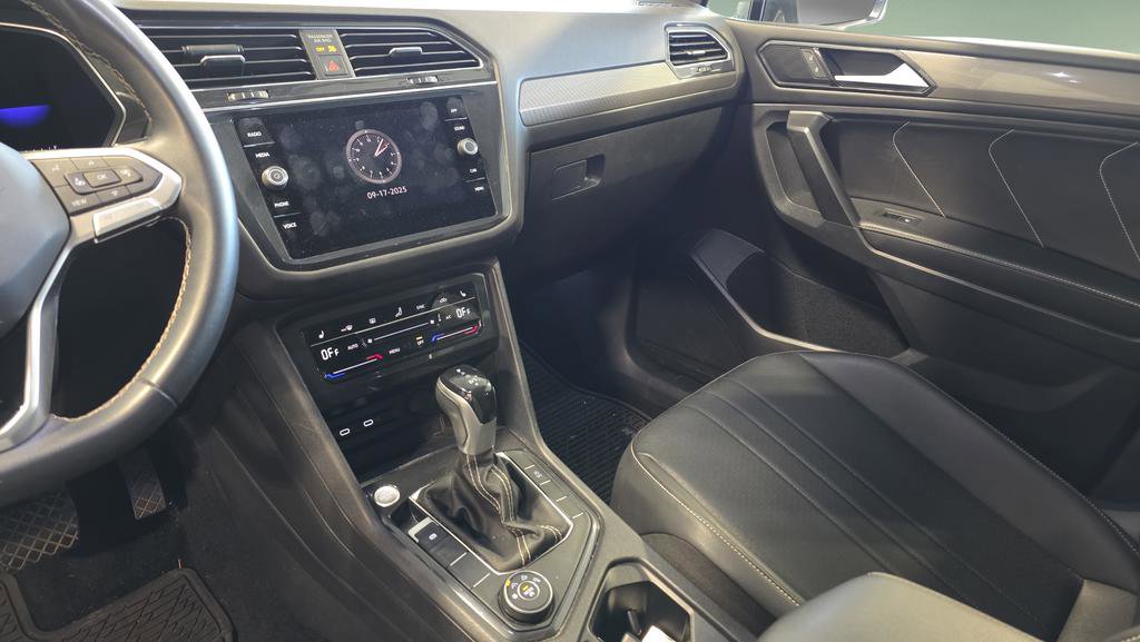 Used 2022 Volkswagen Tiguan SE image 16