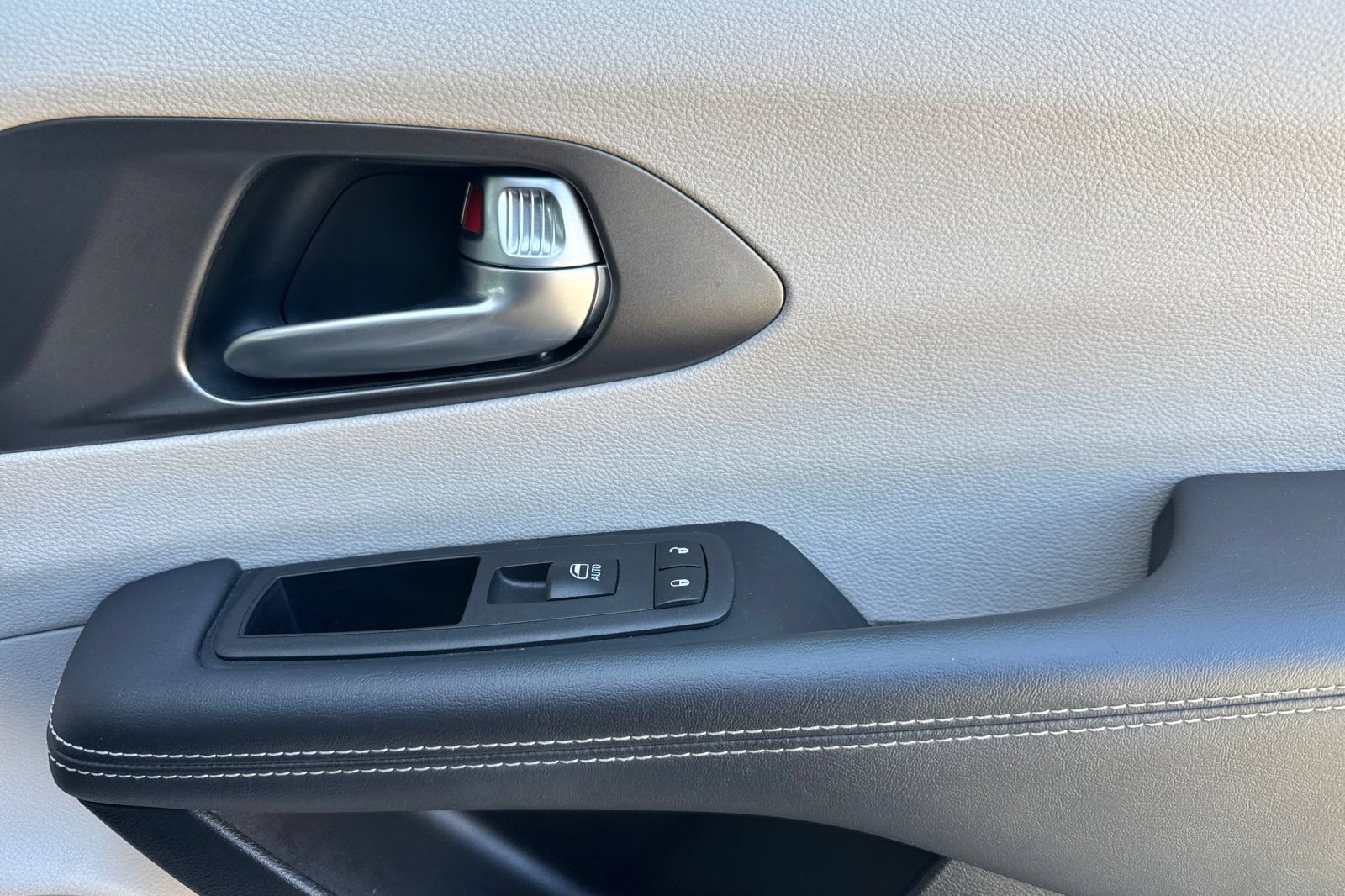 Used 2024 Chrysler Pacifica Touring-L FWD image 20