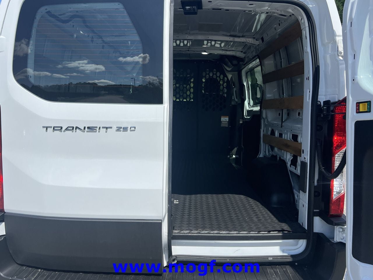 Used 2025 Ford Transit 250 Low Roof w/ Exterior Upgrade Package RWD image 17