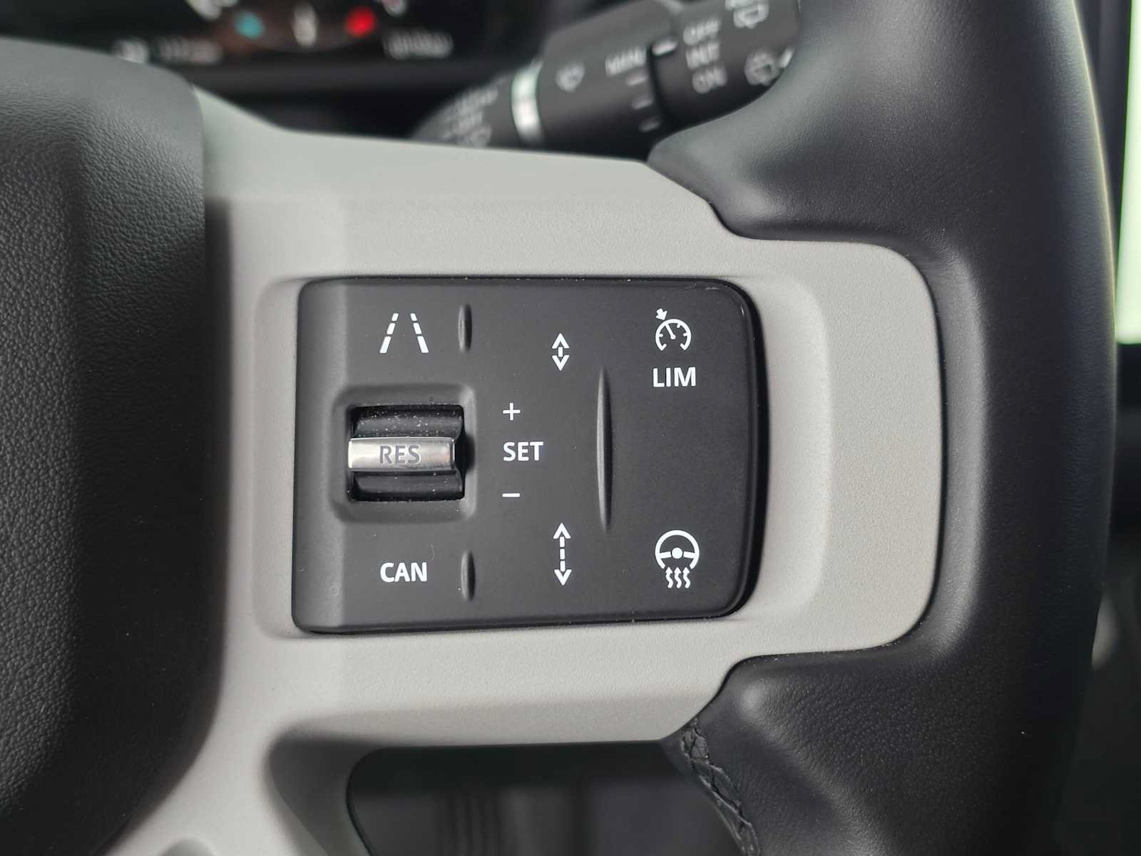 Used 2025 Land Rover Defender 110 X-Dynamic SE AWD/4WD image 31