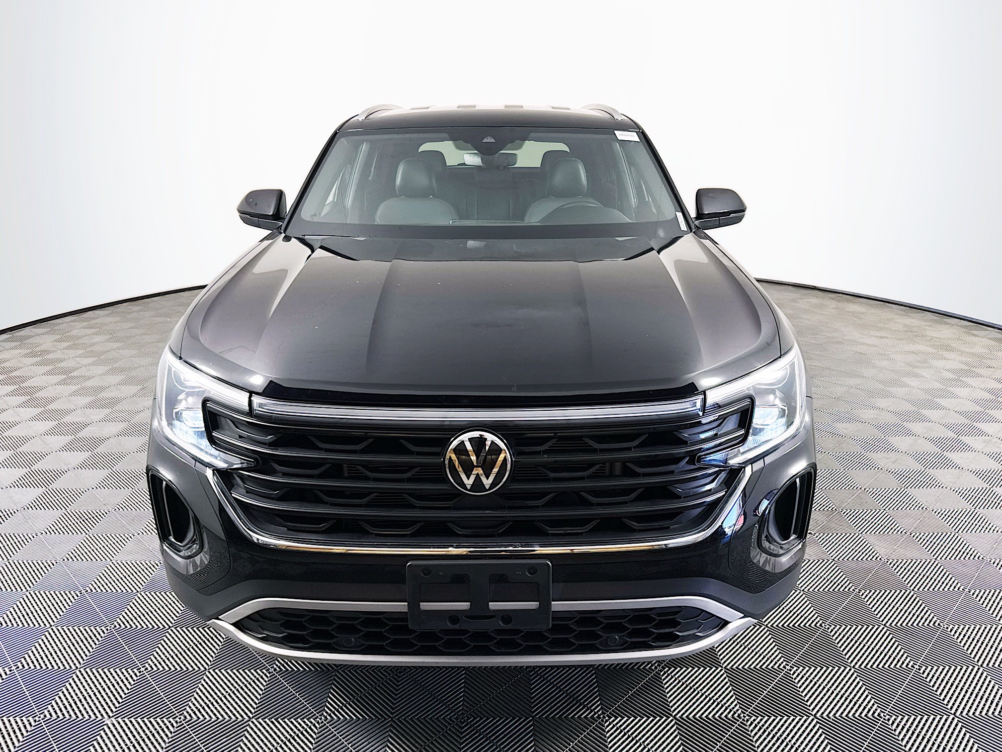 Used 2025 Volkswagen Atlas Cross Sport SE AWD/4WD image 2