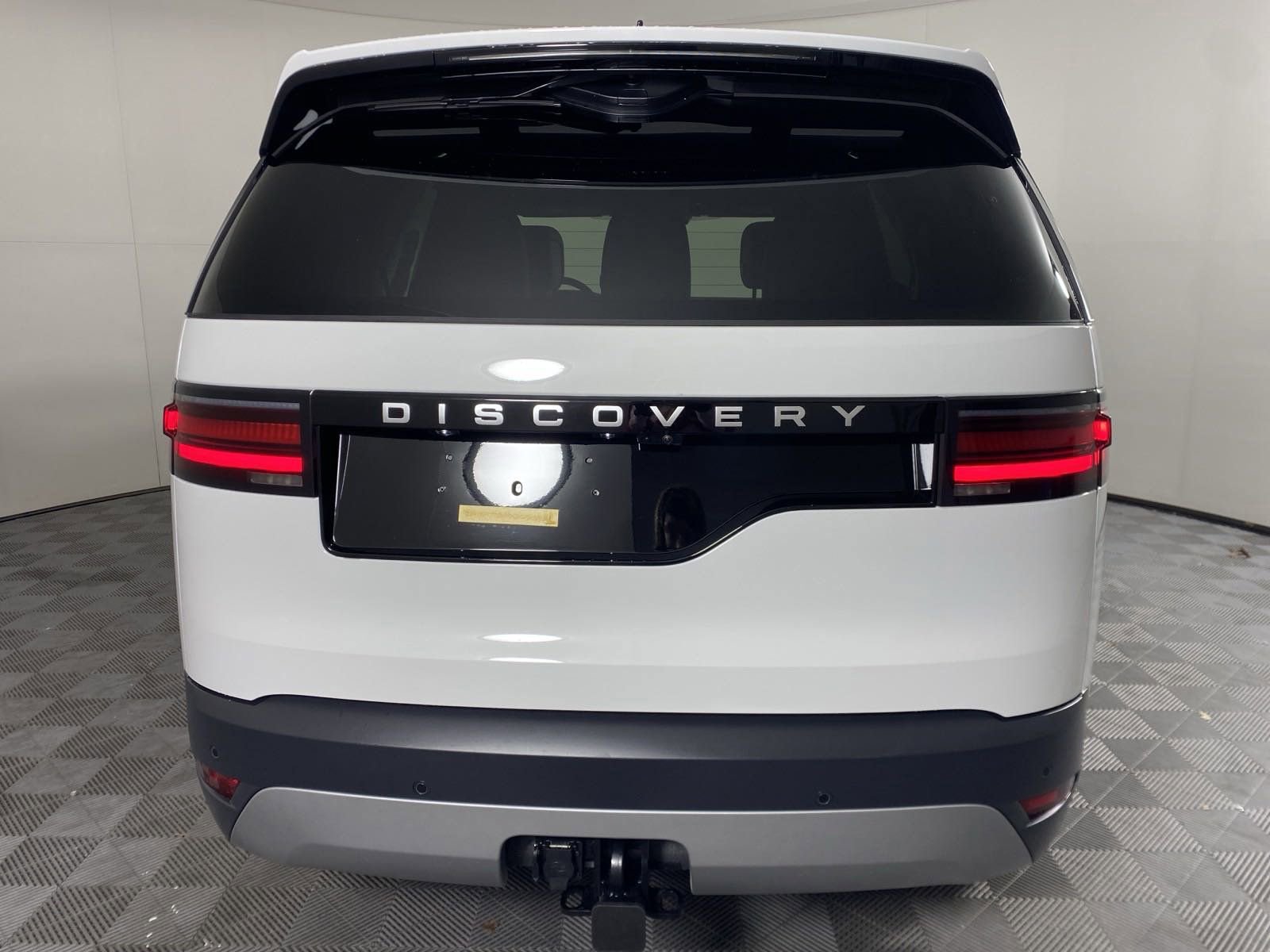 Certified 2025 Land Rover Discovery S image 8