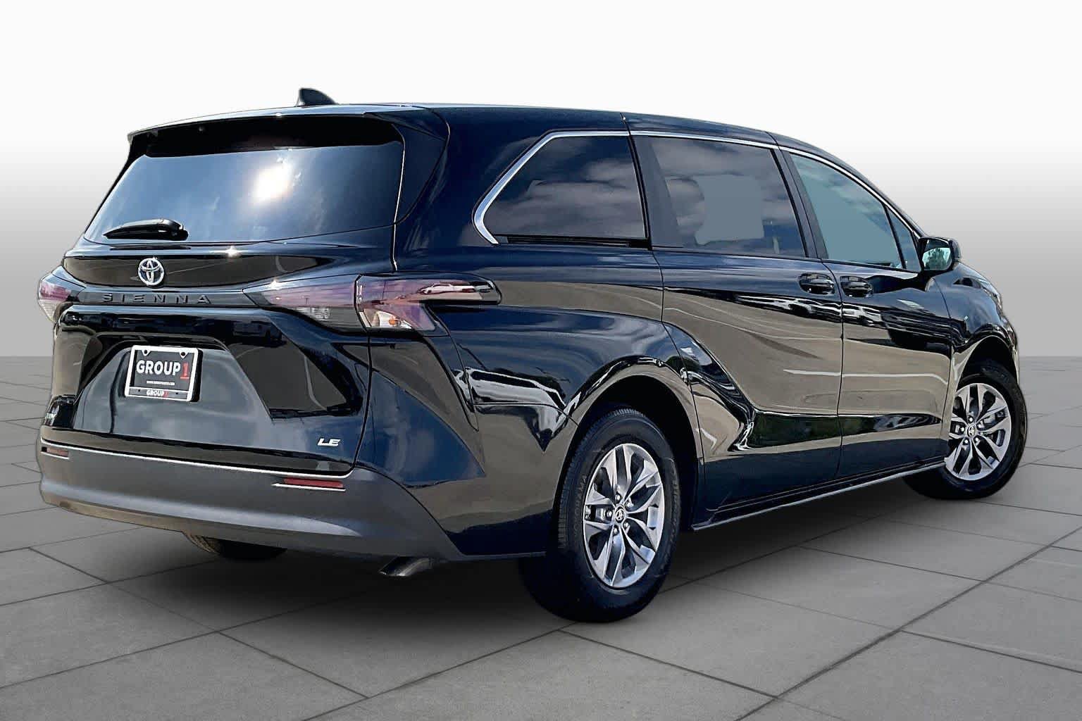 Used 2025 Toyota Sienna LE FWD image 13