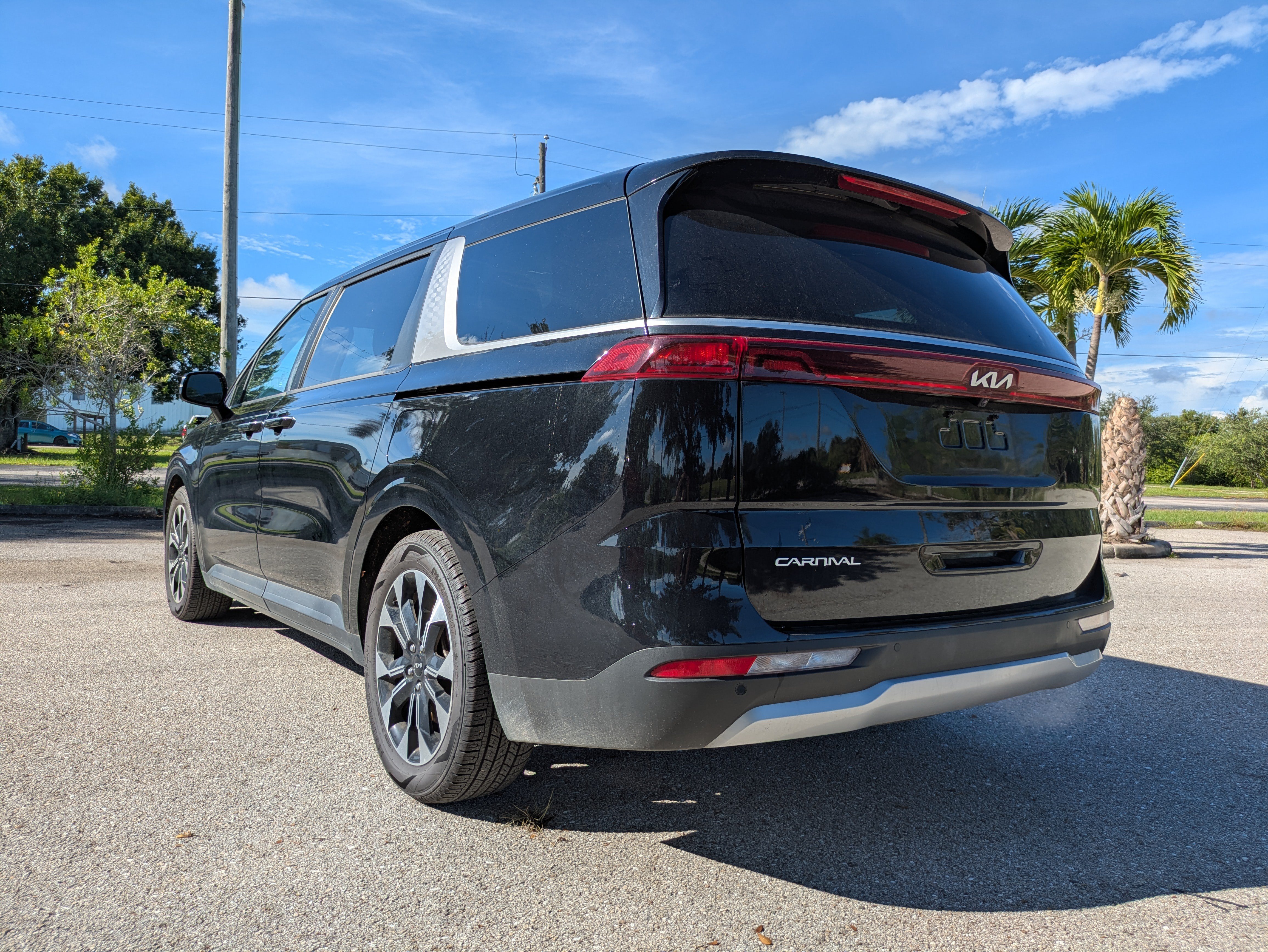 Used 2024 Kia Carnival EX FWD image 6