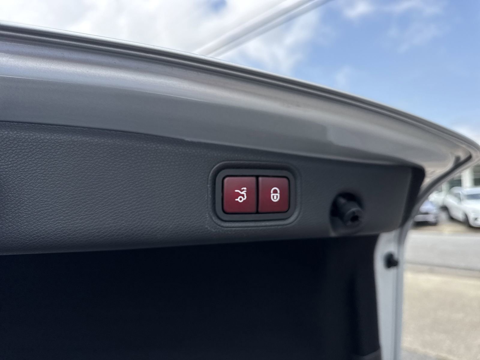 Used 2017 Mercedes-Benz E 300 4MATIC image 32
