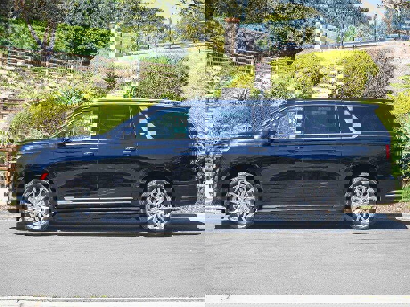 Used 2024 Cadillac Escalade ESV Premium Luxury image 3