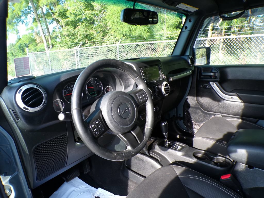 Used 2015 Jeep Wrangler Unlimited Sahara w/ Connectivity Group AWD/4WD image 11