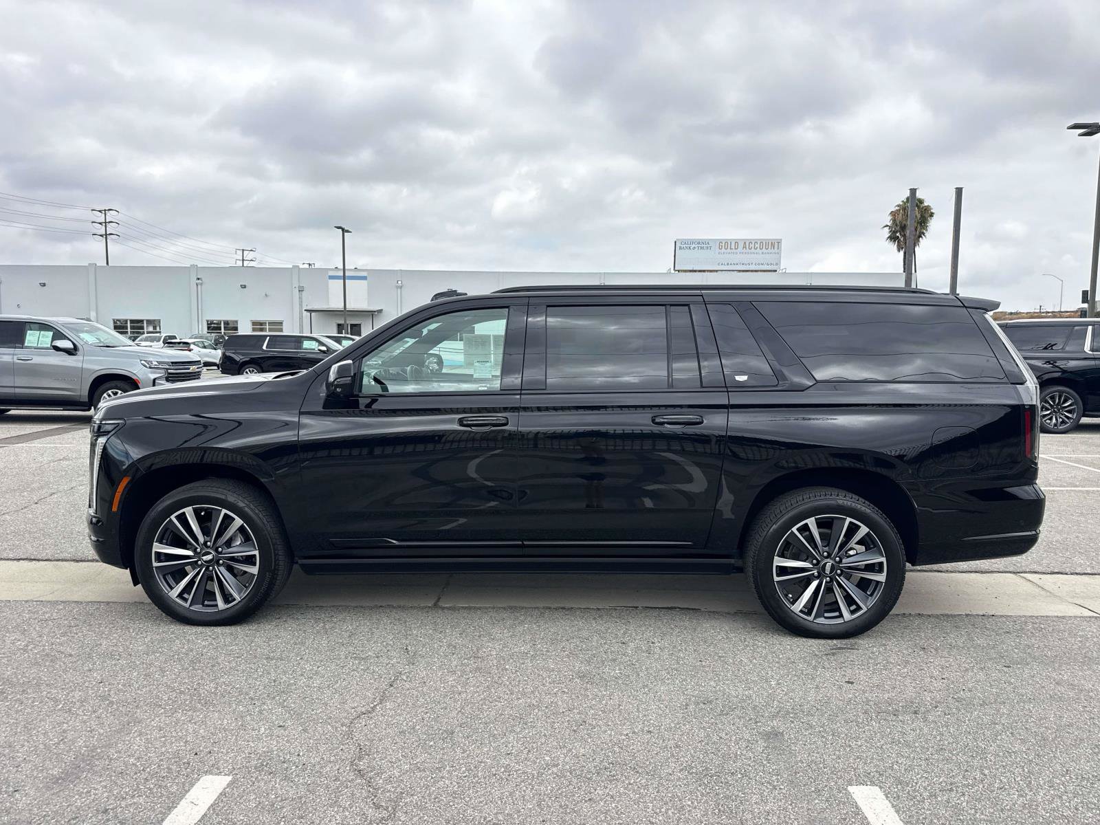 Used 2025 Cadillac Escalade ESV Sport AWD/4WD image 5