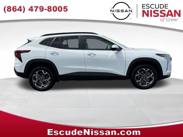 Used 2025 Chevrolet Trax LT FWD image 2