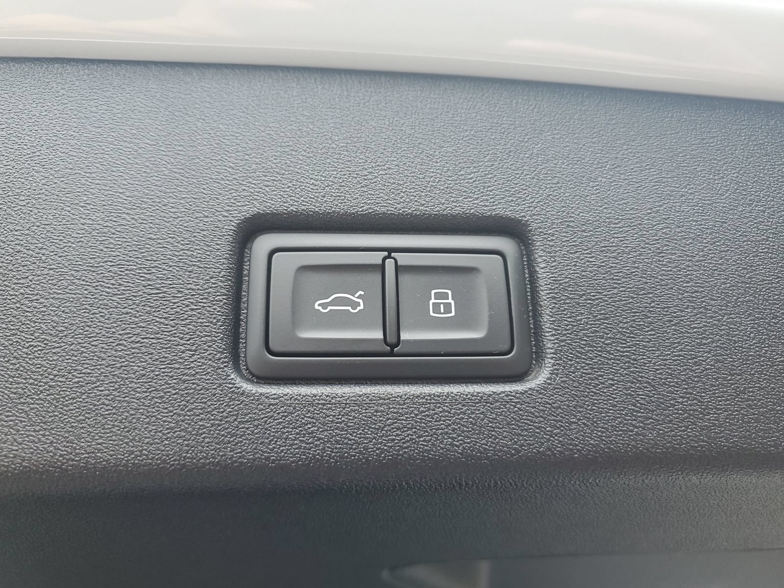 Used 2025 Audi Q4 e-tron Premium w/ Convenience Package RWD image 9