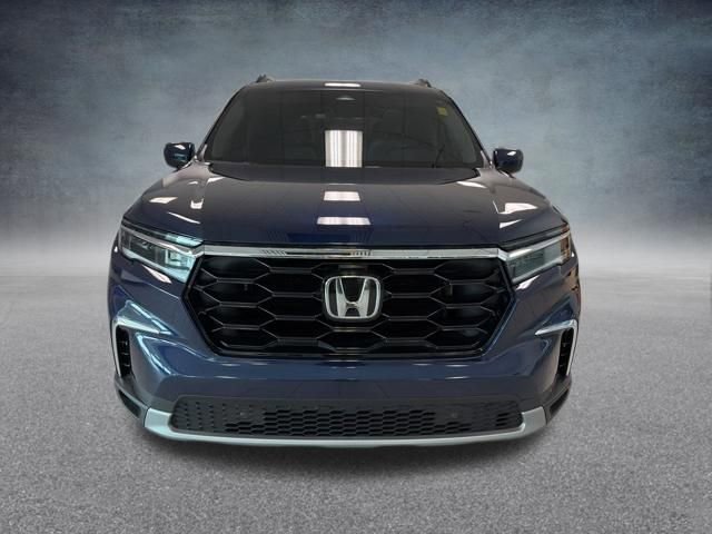 Used 2025 Honda Pilot Touring image 3