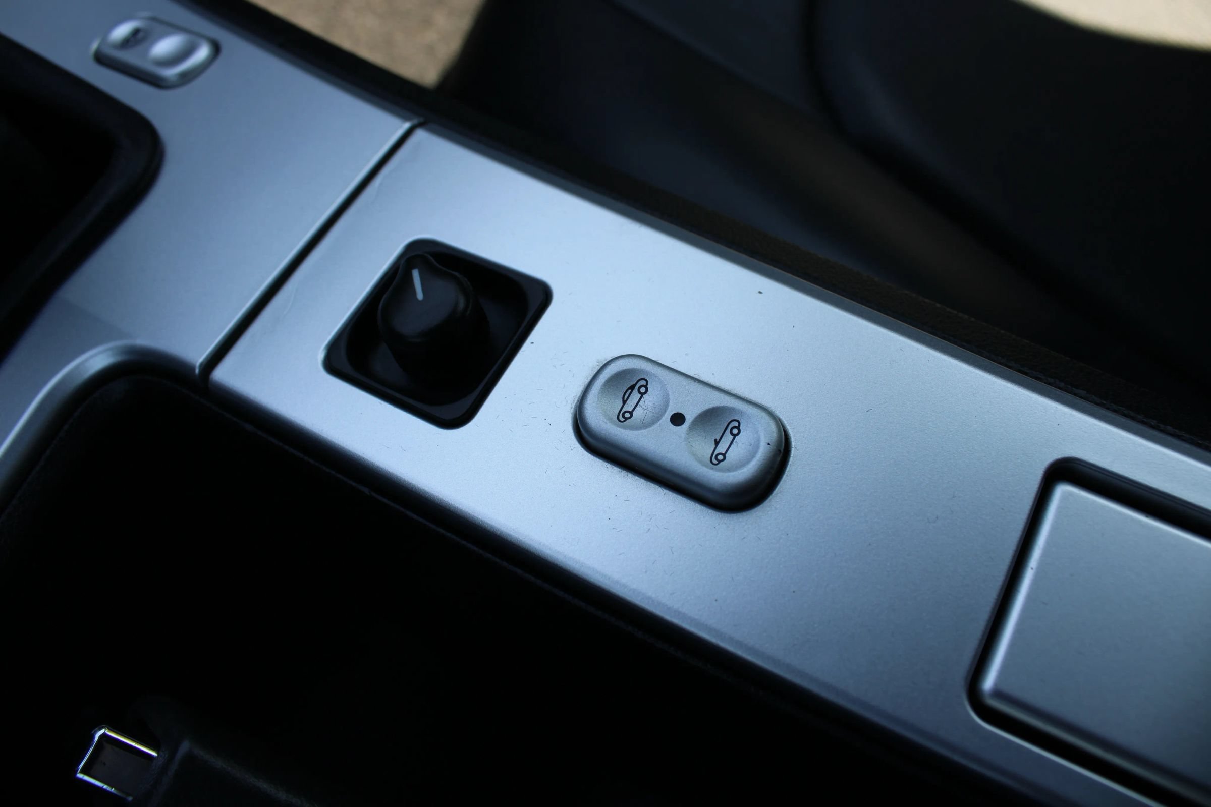 Used 2006 Chrysler Crossfire Limited RWD image 16
