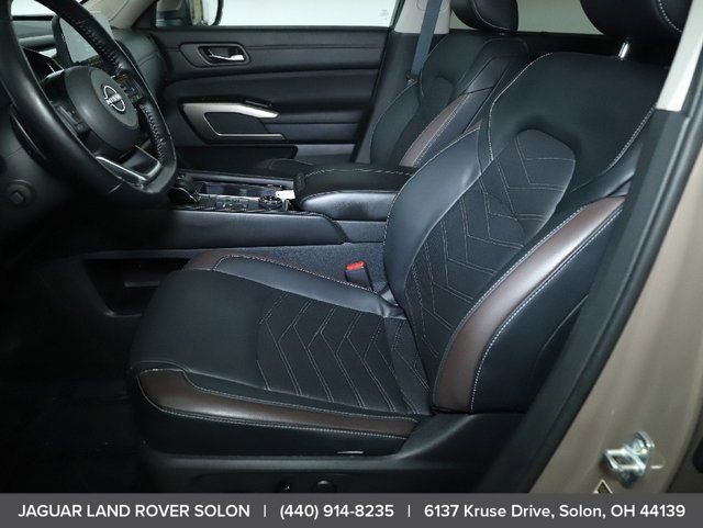 Used 2024 Nissan Pathfinder Platinum image 17