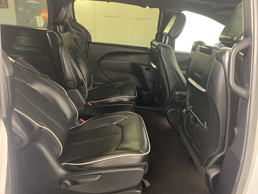 Used 2022 Chrysler Pacifica Limited w/ Uconnect Theater Family Group image 34