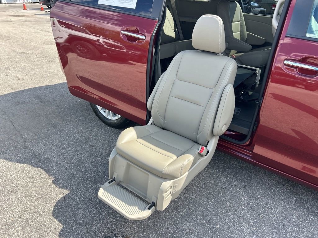 Used 2017 Toyota Sienna XLE w/ XLE Navigation Package image 28