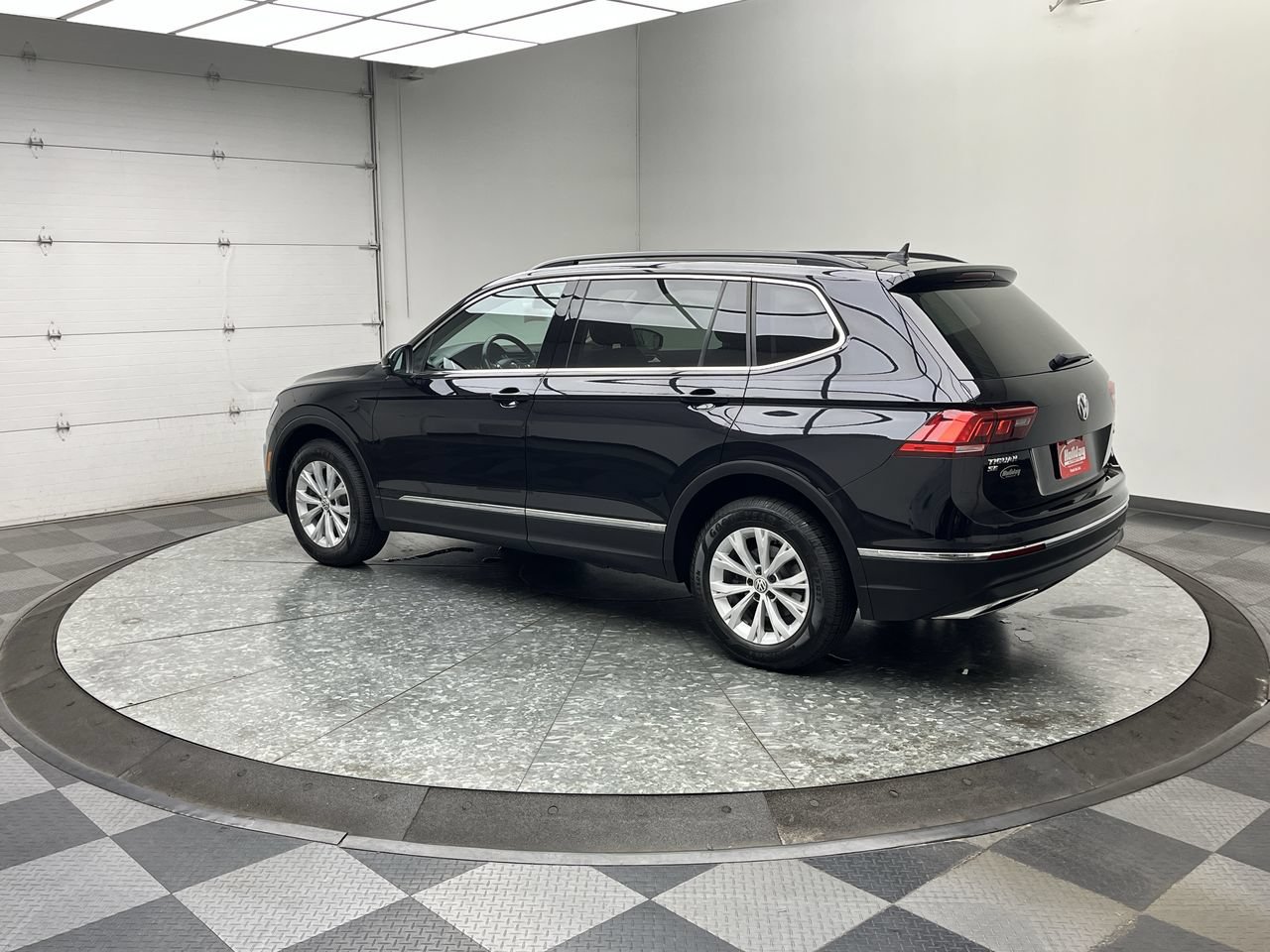 Used 2018 Volkswagen Tiguan SE w/ Panoramic Sunroof Package AWD/4WD image 2