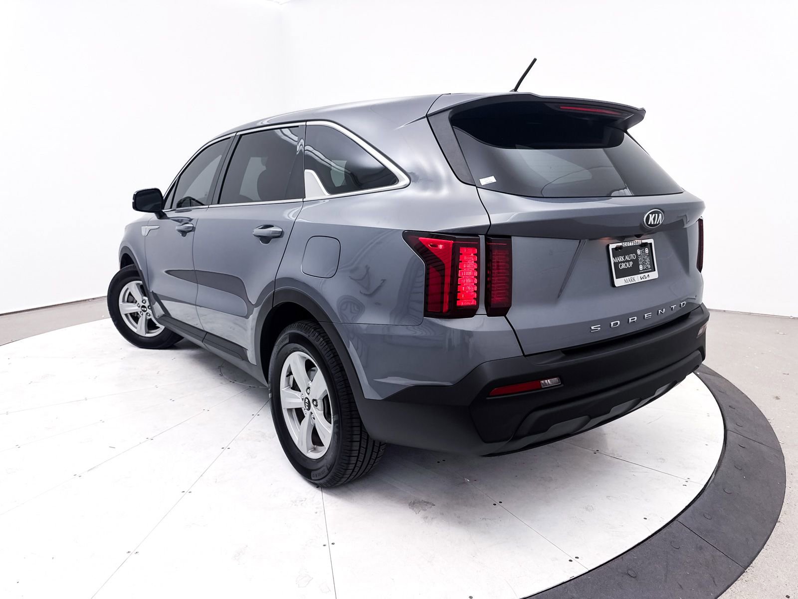 Used 2021 Kia Sorento LX image 2