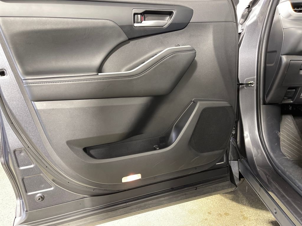 Certified 2025 Toyota Highlander XSE image 17
