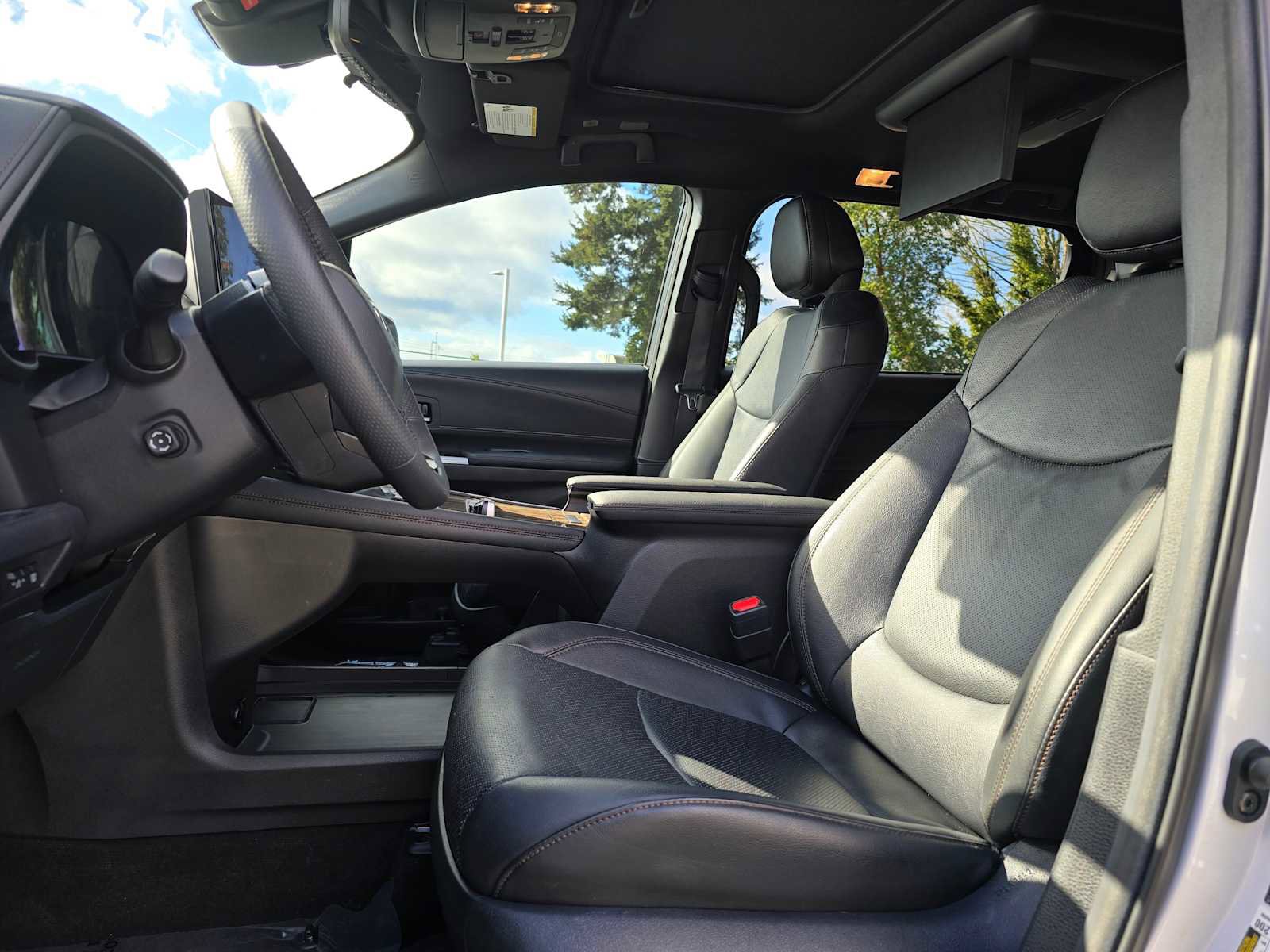 Used 2025 Toyota Sienna Platinum image 21