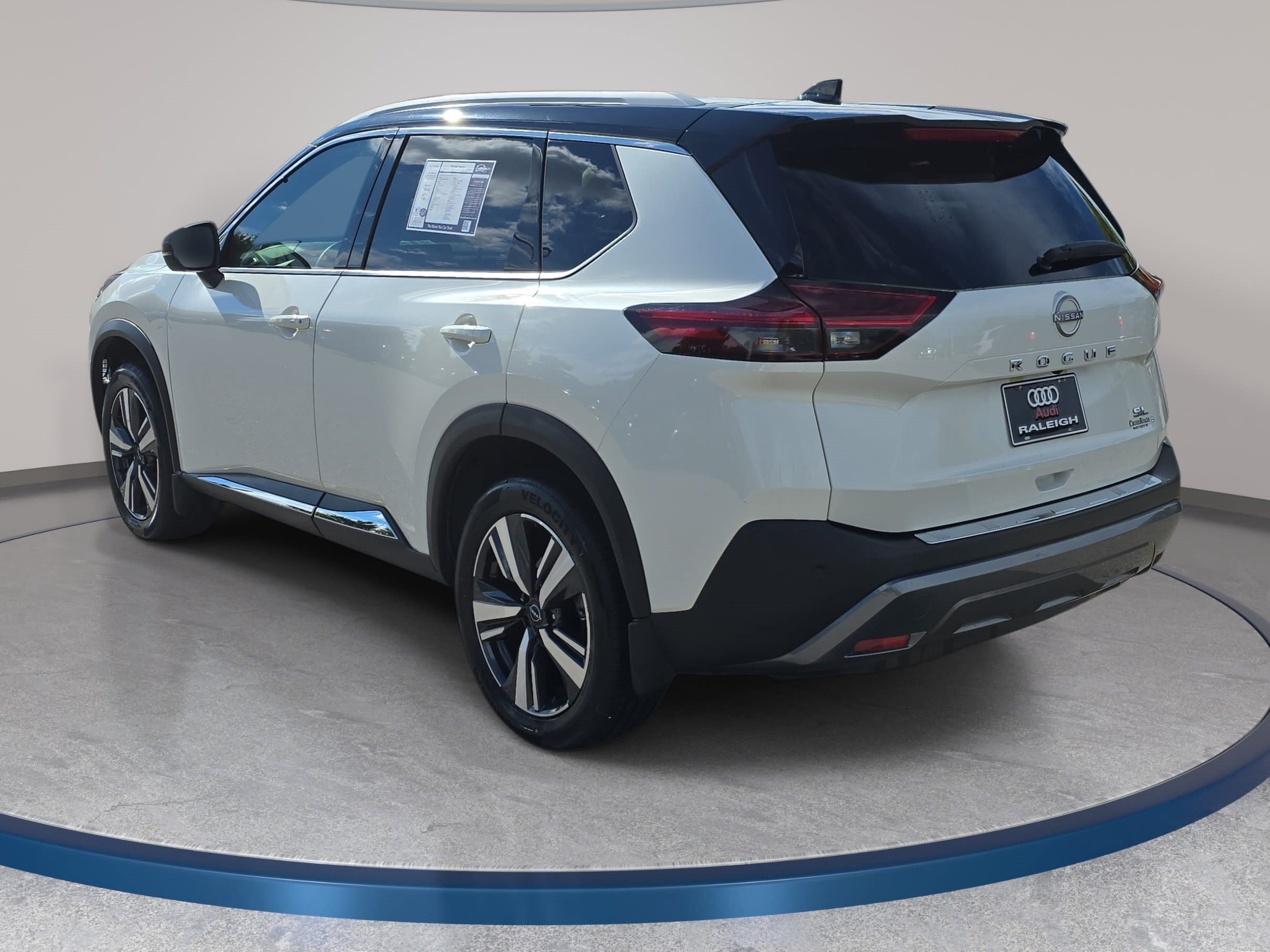 Used 2023 Nissan Rogue SL FWD image 6