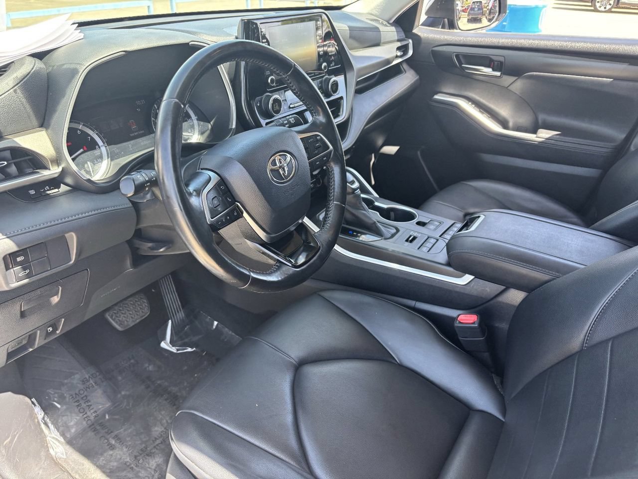 Used 2020 Toyota Highlander XLE AWD/4WD image 17