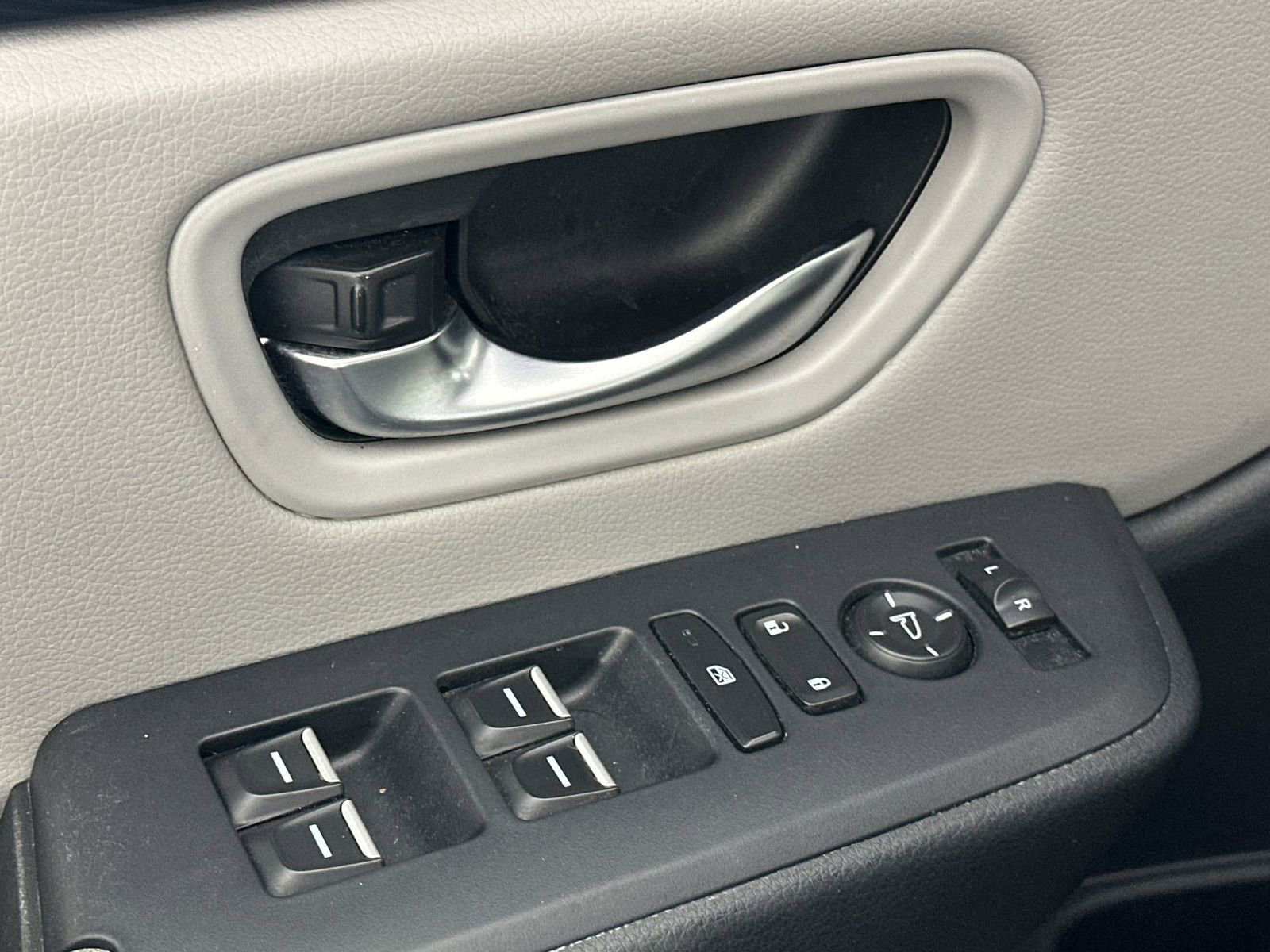 Used 2023 Honda Pilot LX image 17