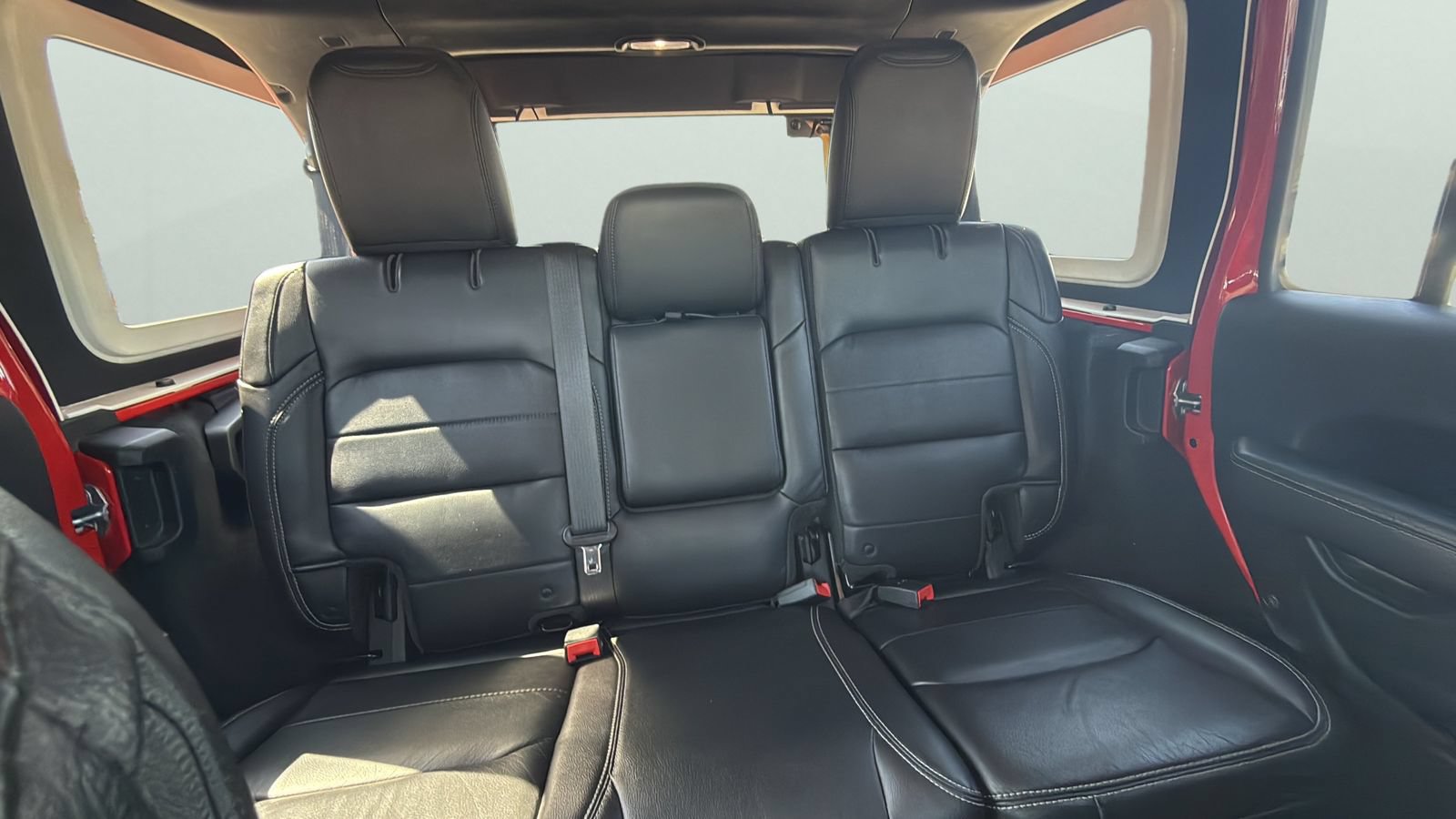 Used 2018 Jeep Wrangler Unlimited Sahara AWD/4WD image 25
