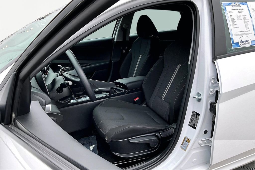 Used 2024 Hyundai Elantra SE image 25