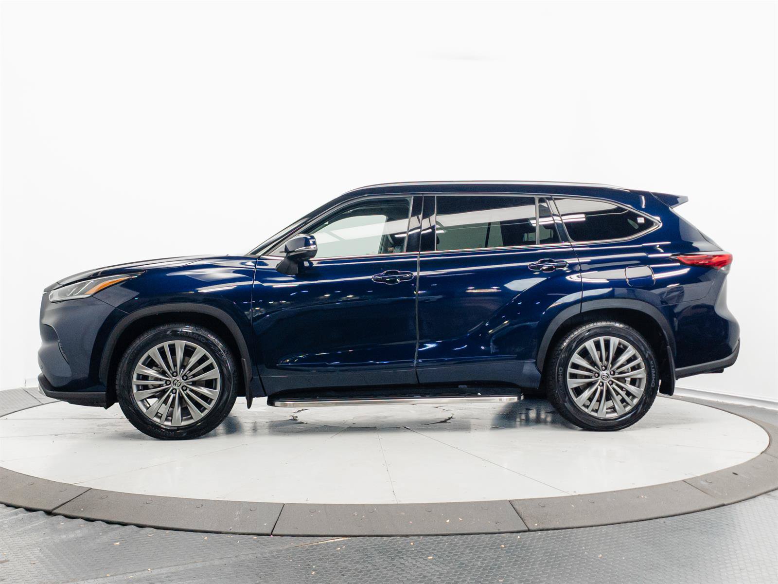 Certified 2020 Toyota Highlander Platinum AWD/4WD image 9