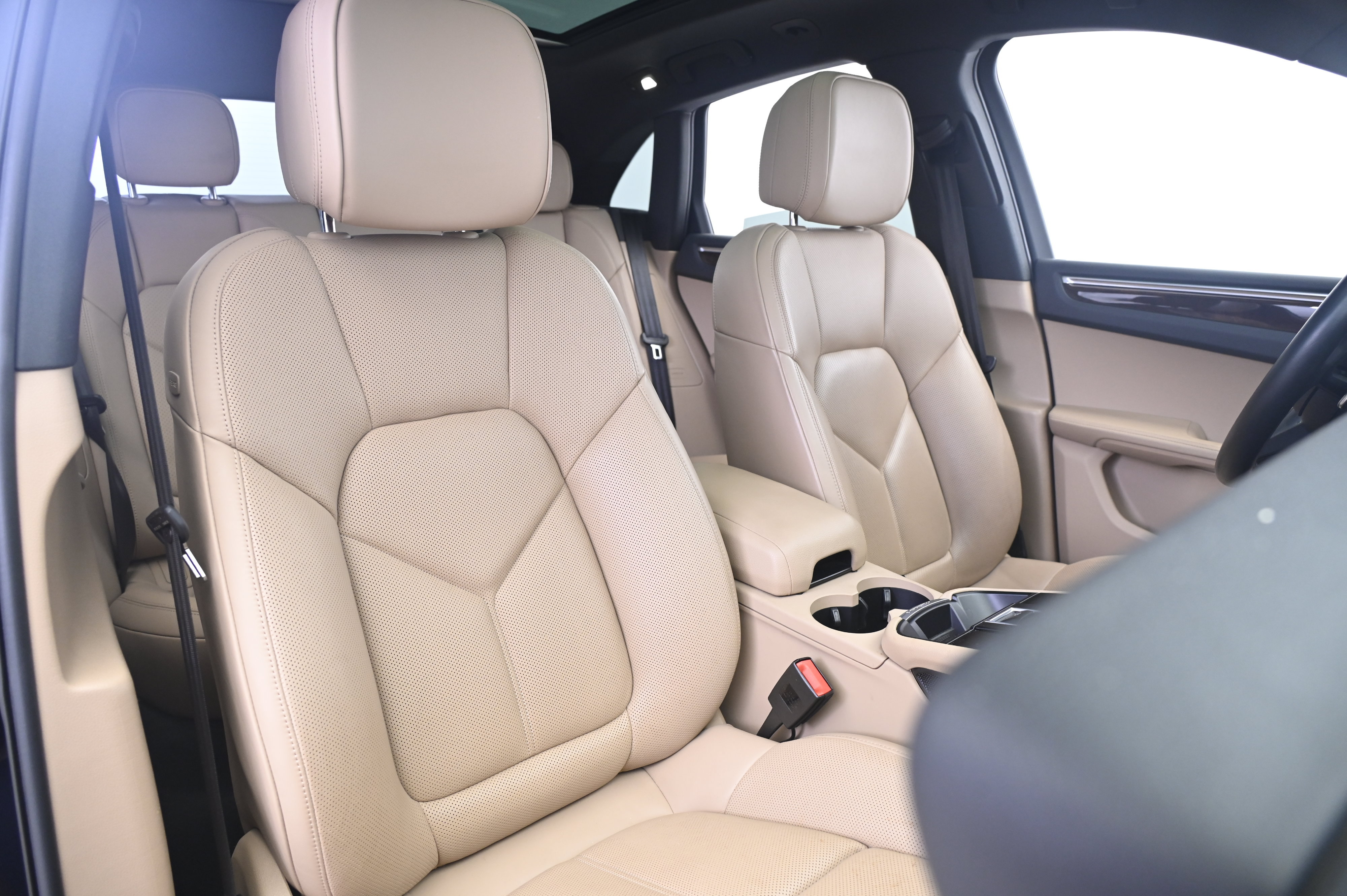 Certified 2023 Porsche Macan AWD/4WD image 24