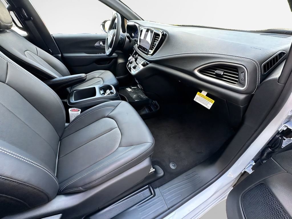 New 2026 Chrysler Pacifica Select FWD image 25
