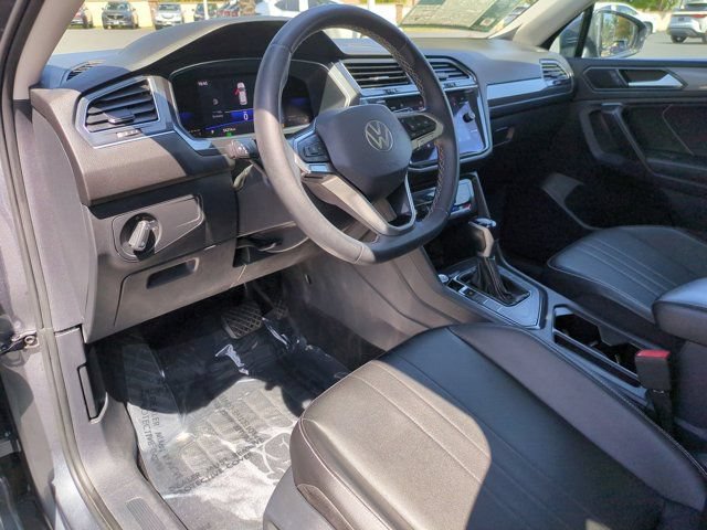 Used 2022 Volkswagen Tiguan SE w/ Panoramic Sunroof Package FWD image 13