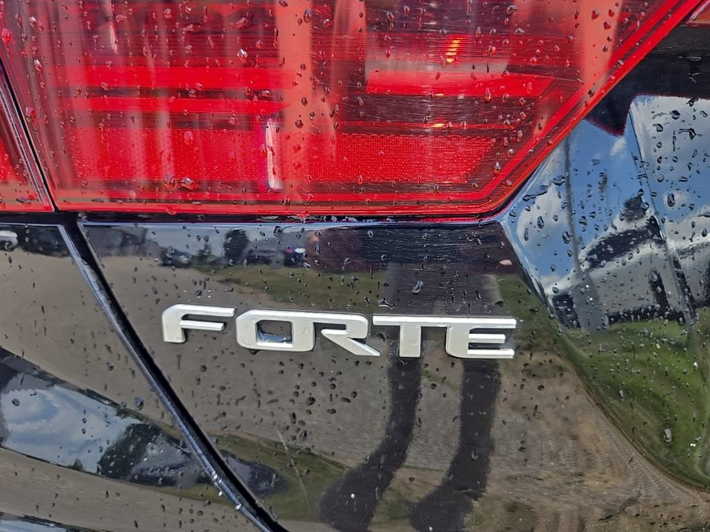 Certified 2022 Kia Forte GT w/ GT Technology Package FWD image 5