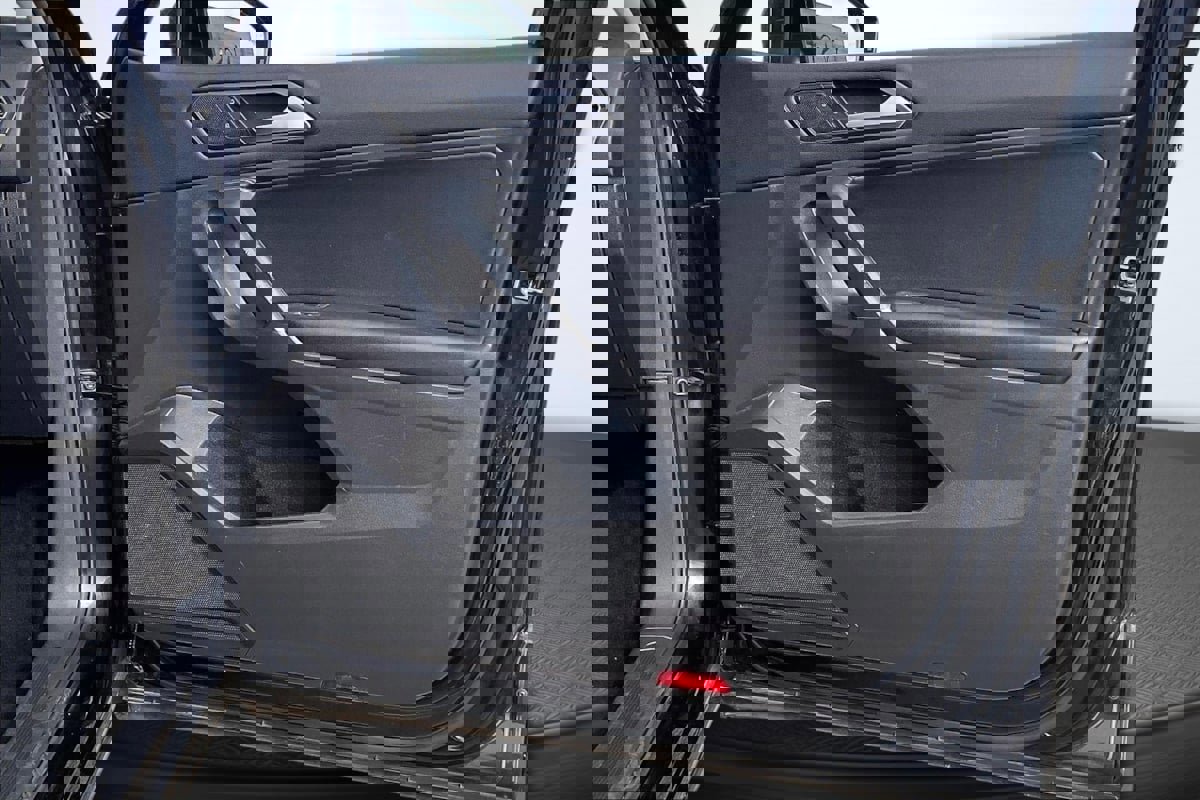 Used 2018 Volkswagen Tiguan SE w/ Panoramic Sunroof Package FWD image 24