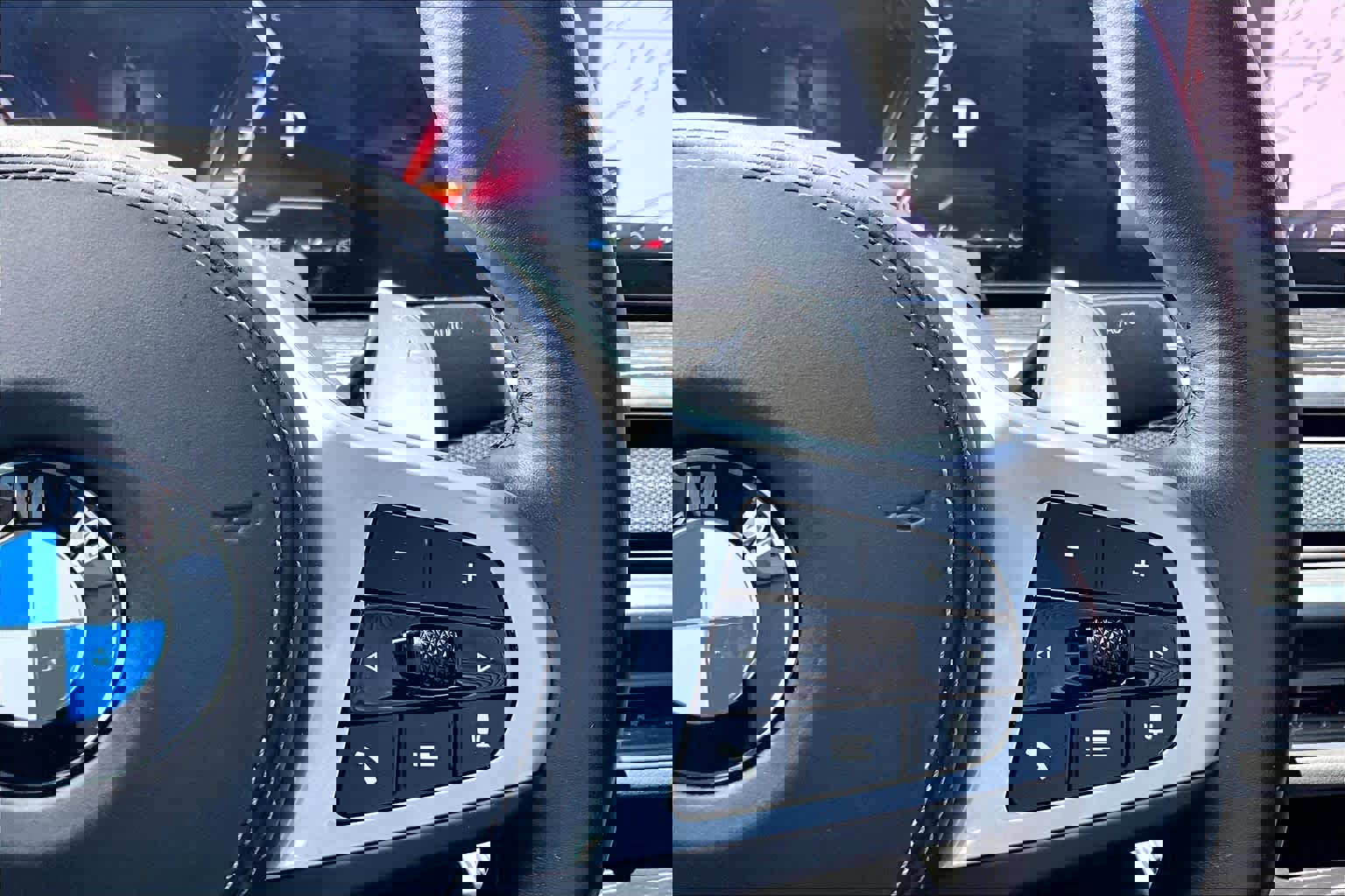 Used 2024 BMW X6 xDrive40i w/ Executive Package image 22