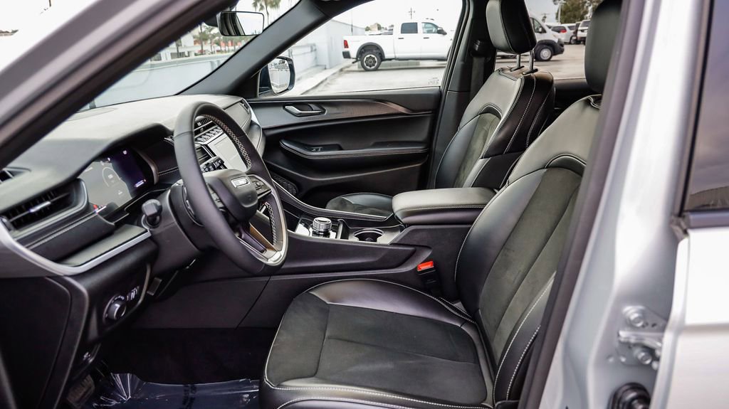 Used 2025 Jeep Grand Cherokee Altitude image 21