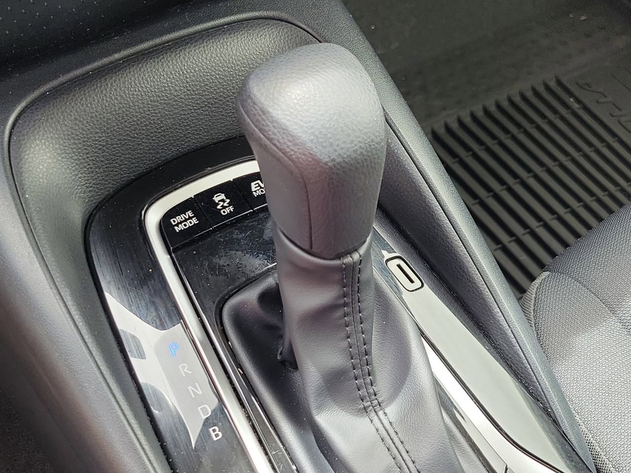 Used 2025 Toyota Corolla LE w/ Convenience Package image 27