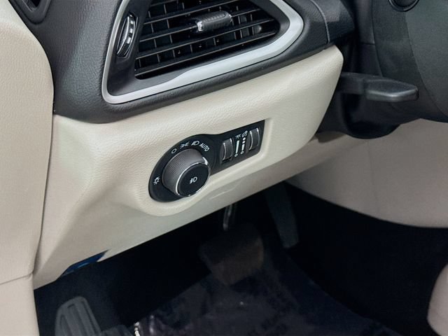 Used 2024 Chrysler Pacifica Touring-L FWD image 10