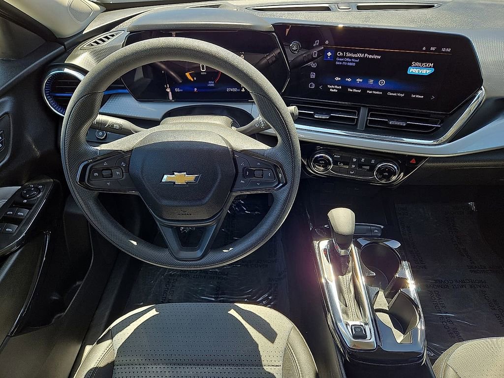 Used 2025 Chevrolet Trax LT FWD image 17