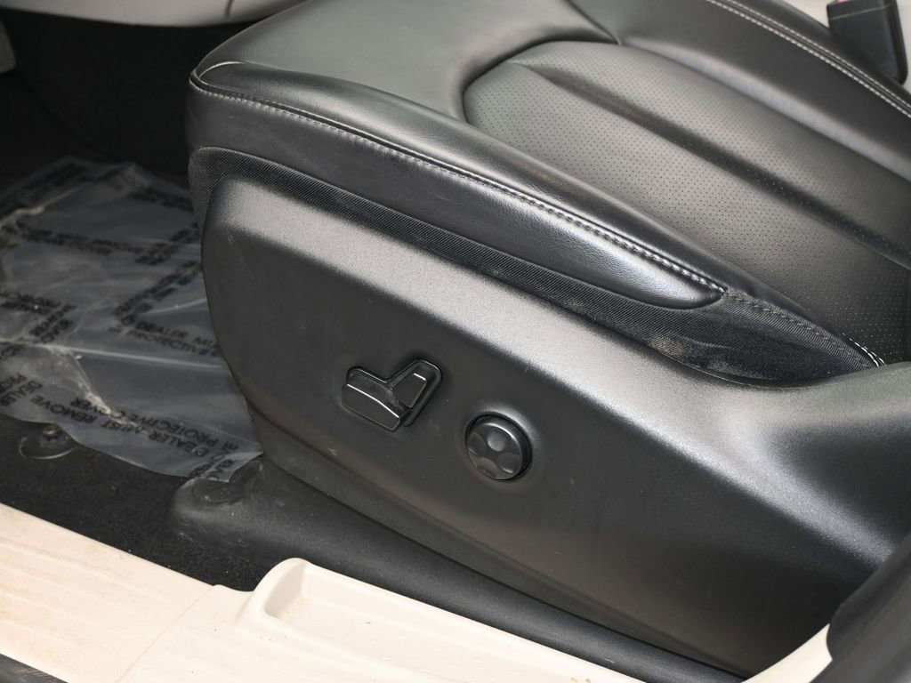 Used 2023 Chrysler Pacifica Touring-L image 12