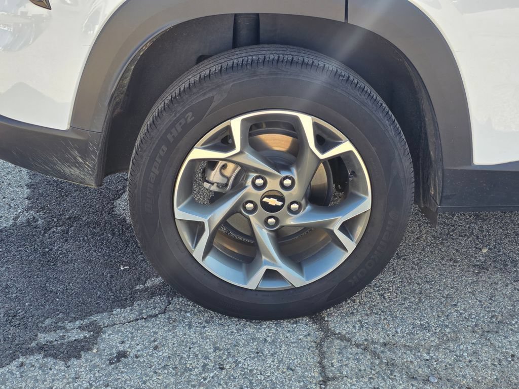 Used 2025 Chevrolet Trax LT FWD image 13