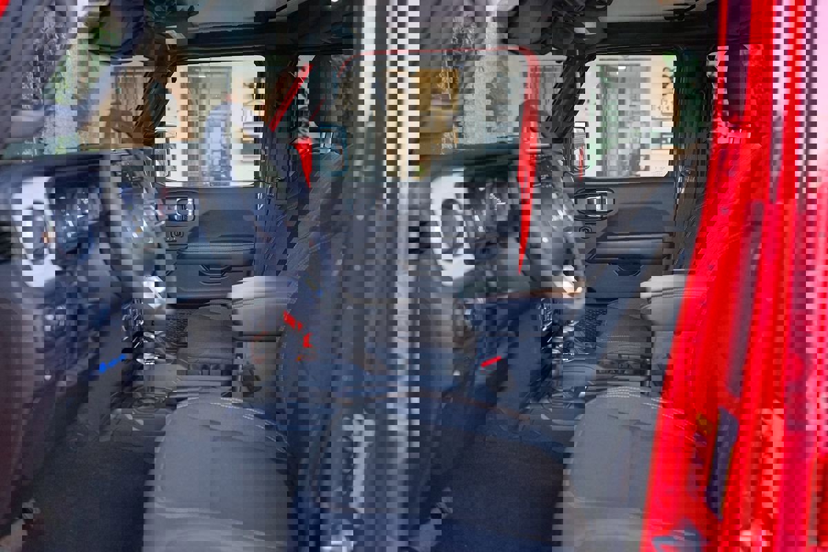 Used 2025 Jeep Wrangler Sahara w/ Safety Group image 10