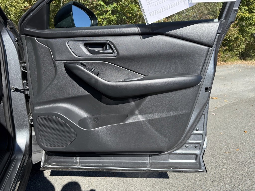 Used 2024 Nissan Rogue S image 40